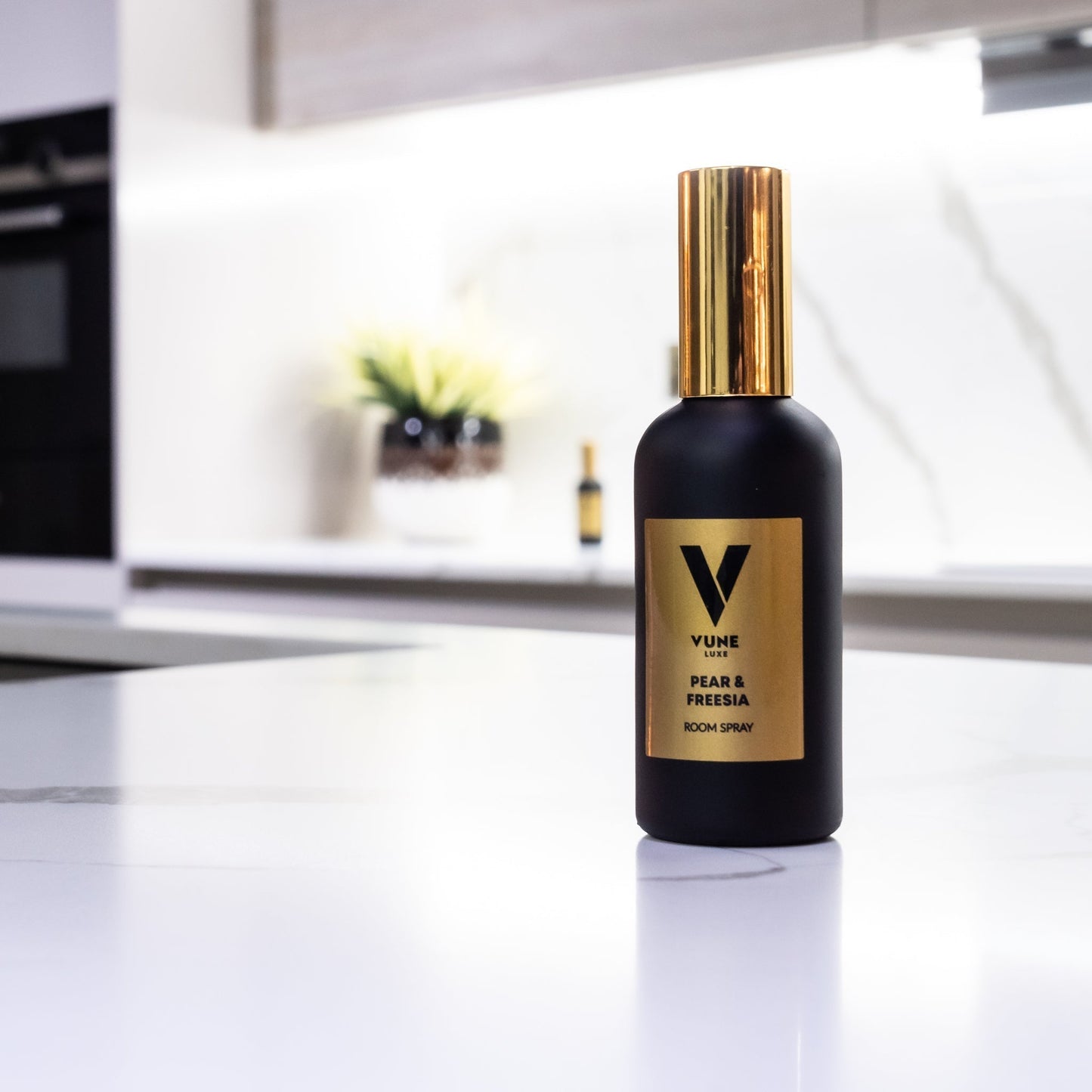 Dark Amber And Gingerlilly Room Spray - Vune Essence